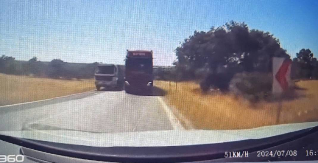 Edirne'de TIR trafik canavarlığı yaptı - Resim: 1